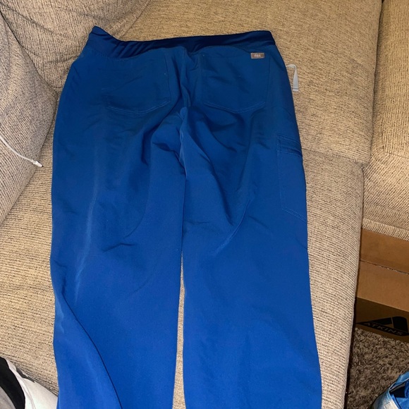 Figs W size L scrub pants and scrub shirt worn twice - Picture 3 of 6